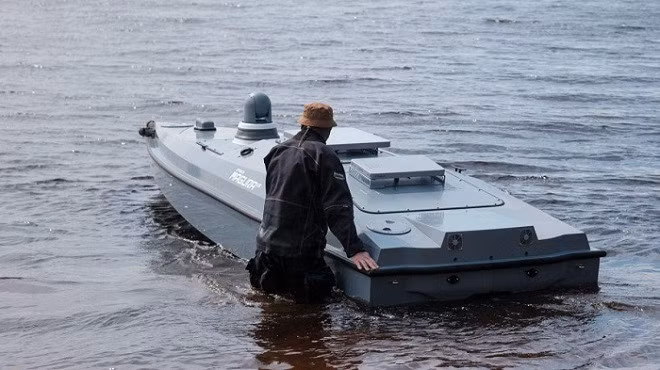 Mykola dài 5,5m, trọng lượng 1.000 kg, hoạt động 60 giờ trong phạm vi 430 hải lý (800 km). Nó mang theo 200 kg thuốc nổ và chạy với tốc độ độ 80 km/h. Nó được dẫn đường bằng GNSS tự động, quán tính, trực quan video 3 luồng video HD và Mã hóa 256 bit.