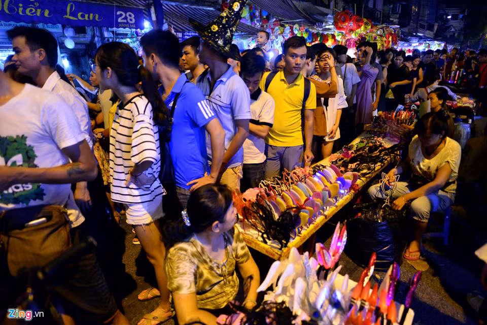 Một phần nguyên nhân là người bán bày hàng tràn ra lòng đường, lối đi bị thu hẹp.