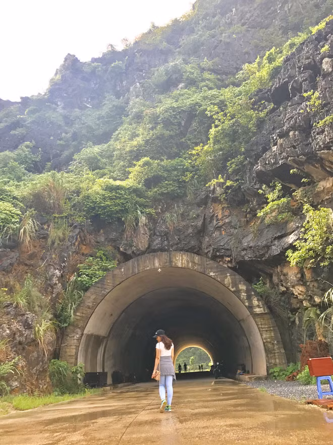 Băng qua đường hầm nhỏ, đặt những bước chân đầu tiên vào đây, bạn sẽ cảm thấy như lạc vào một thế giới biệt lập, một nơi an yên, ngăn cách những xô bồ, sóng gió, bụi đời.