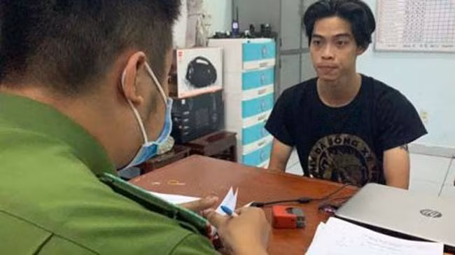  Kẹp cổ người ngoại quốc cướp tài sản: Lợi dụng lúc người phụ nữ ngoại quốc không để ý, Đồng Cao Bằng (25 tuổi, ngụ tỉnh Bến Tre, trú quận Bình Thạnh, TP HCM) lấy dao khống chế, uy hiếp, rồi kẹp cổ người phụ nữ ngoại quốc cướp tài sản gồm có Nữ trang, đồng hồ, nước hoa, tiền mặt, 7 chiếc điện thoại di động, 2 máy tính bảng, 1 máy laptop… Tổng tài sản trị giá khoảng 300 triệu đồng. Hôm nay, Công an TP Thủ Đức cho biết đang tạm giữ Bằng để điều tra về hành vi "Cướp tài sản". 