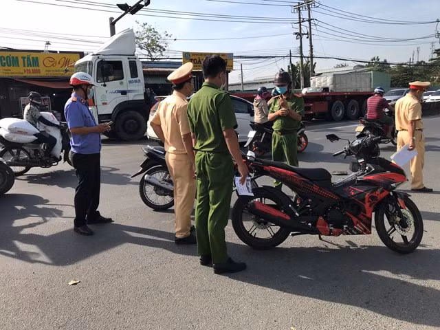  Nam công nhân tử vong khi vừa tan ca: Sáng 29/1, trên tuyến quốc lộ 1K đoạn qua TP Dĩ An, tỉnh Bình Dương anh Đặng Văn Duy (29 tuổi, quê Sóc Trăng) điều khiển xe máy va chạm với xe máy biển do anh Đinh Đặng Thoắc (38 tuổi, quê Quảng Bình) điều khiển chạy hướng ngược lại đang băng qua đường. Vụ va chạm làm cho 2 người ngã xuống đường, riêng anh Duy bị trầy xước nhẹ, còn anh Thoắc tử vong. 