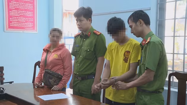  Bé gái 12 tuổi cho 2 thanh niên ăn "trái cấm": Tháng 8/2019, một cháu gái 12 tuổi, đang là học sinh lớp 7 ở TP Buôn Ma Thuột, Đắk Lắk đã quen B.C.T. (17 tuổi cùng trú tại địa phương) qua mạng xã hội. Sau đó, giữa 2 người nảy sinh tình cảm yêu đương và cả hai đã quan hệ tình dục với nhau nhiều lần. Một thời gian sau, cả 2 chia tay, cháu gái tiếp tục quen biết, yêu đương với Y.T.N. (16 tuổi) và cũng đã quan hệ với N. và bị phát hiện. N. đã bị TAND TP Buôn Ma Thuột tuyên án 6 năm tù về tội "Hiếp dâm người dưới 16 tuổi" còn T. hôm nay bị VKSND tỉnh Đắk Lắk phê chuẩn quyết định khởi tố, bắt tạm giam. 