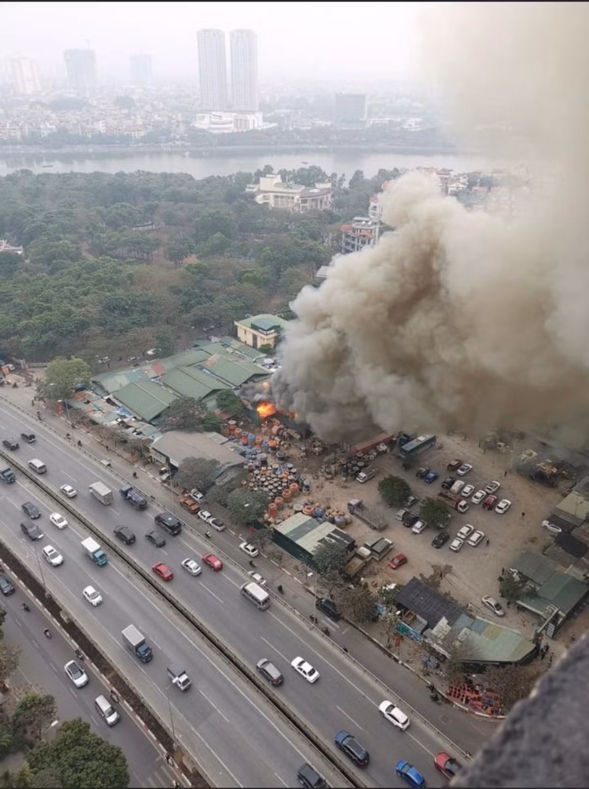 Đồng thời tiếp nhận thêm sự chi viện của công an huyện Thanh Trì, công an quận Thanh Xuân, Hà Đông gần đó. 