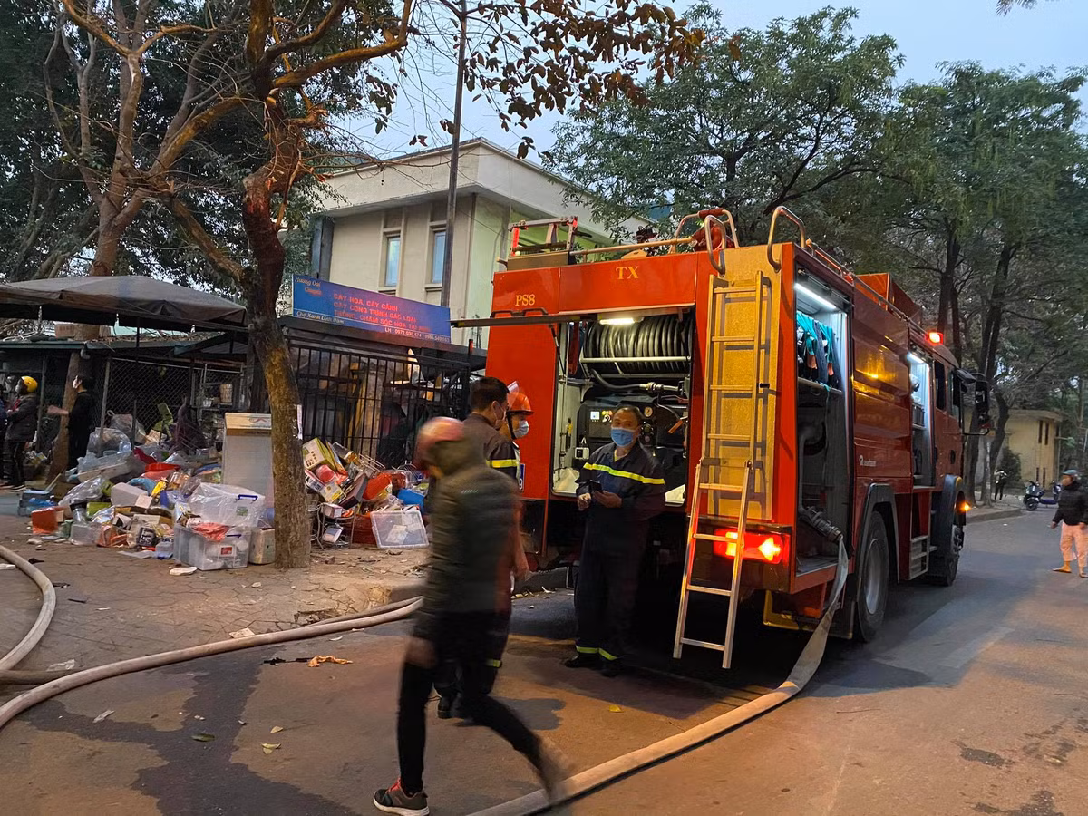 Tính đến 18h cùng ngày đám cháy cơ bản đã được khống chế. Khu vực chợ Xanh Linh Đàm đã an toàn. Theo báo cáo, vụ việc không ghi nhận thương vong về người.