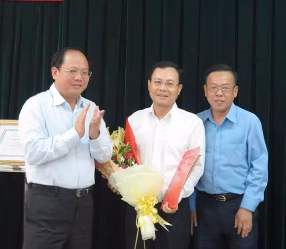 TP Thủ Đức được lập theo Nghị quyết 1111/2020 của Ủy ban Thường vụ Quốc hội về việc sắp xếp các đơn vị hành chính cấp huyện, xã và thành lập TP Thủ Đức thuộc TP.HCM. (Ông Hiếu đứng giữa). 