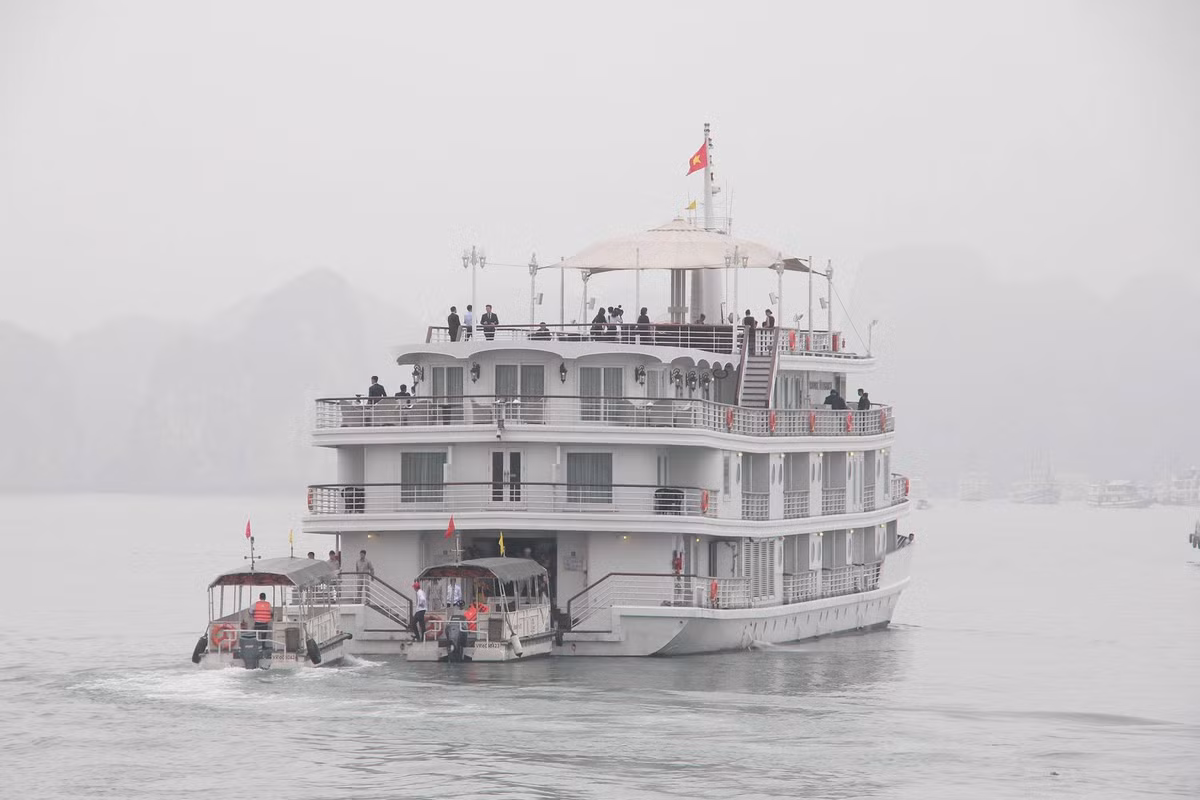 Tàu Paradise Elegence là con tàu hiện đại nhất trên cảng, tàu có sức chứa 90 người cùng 50 nhân viên phục vụ trên tàu.
