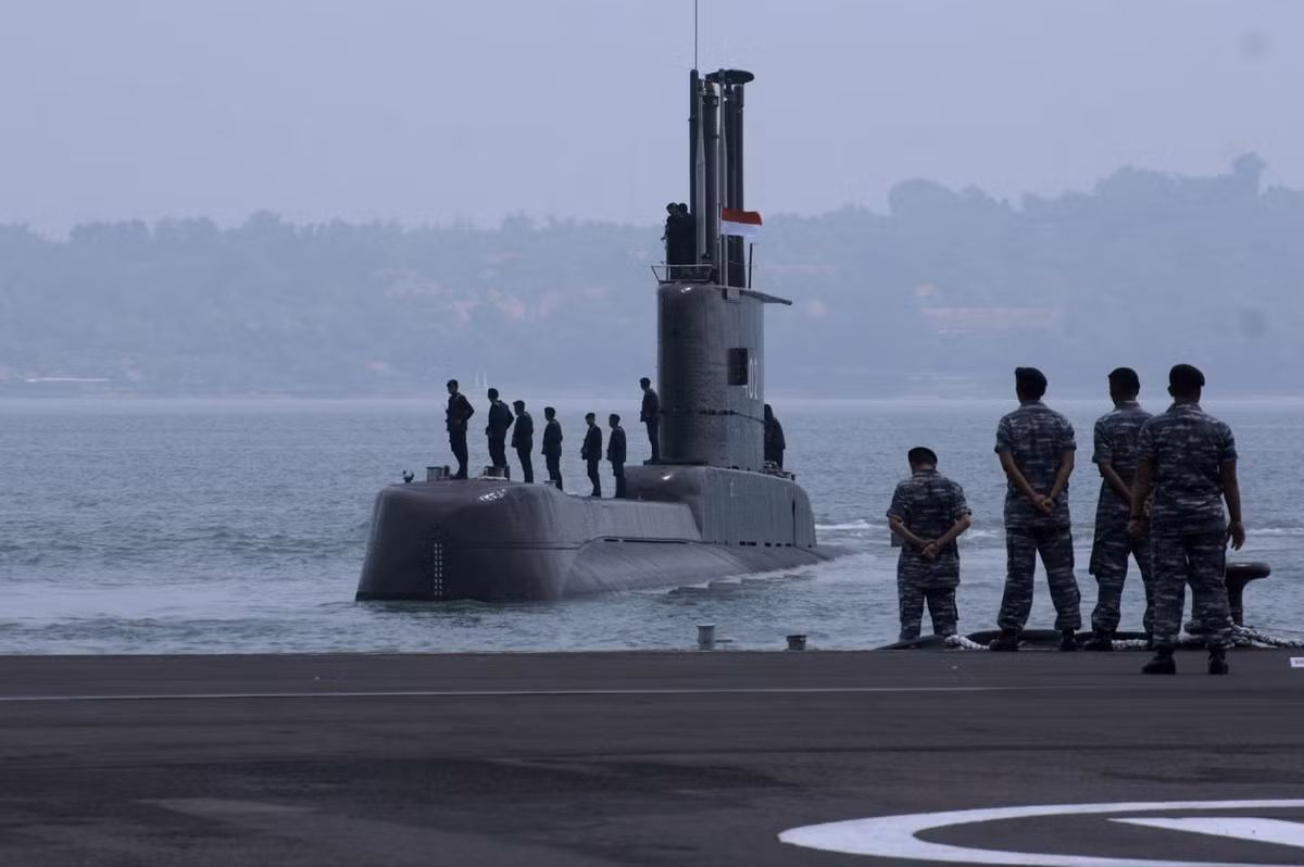 Hải quân Indonesia (Tentara Nasional Indonesia - Angkatan Laut: TNI-AL) hiện vận hành hai tàu ngầm lớp Cakra Type 209/1300 được hãng HDW (Đức) chế tạo cuối những năm 1970. Các tàu này sẽ lần lượt nghỉ hưu vào đầu năm 2020 khi hết niên hạn sử dụng.