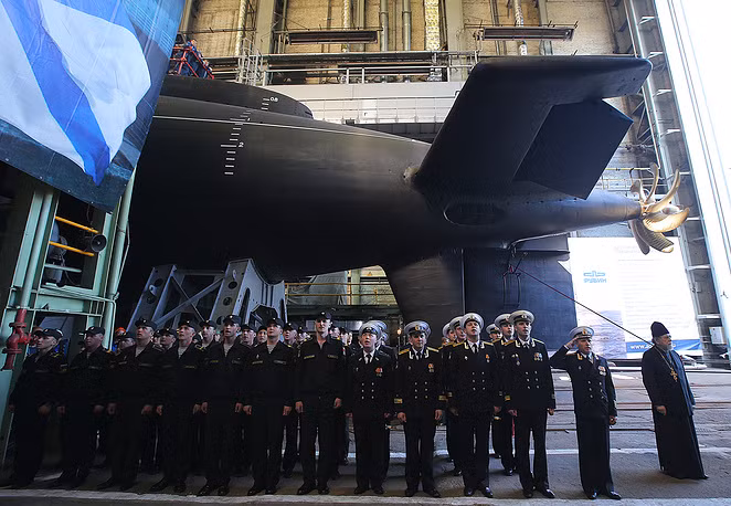 Tàu được trang bị hệ thống động cơ diesel - điện cùng chân vịt 7 lá cho tốc độ khi nổi 10-12 hải lý/h, khi lặn lên tới 17-25 hải lý/h, dự trữ hành trình 45 ngày.
