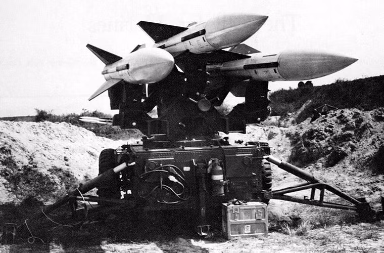 Hawk bắt đầu phục vụ trong Quân đội Mỹ từ tháng 8/1960, nên có thể khẳng định là phiên bản tên lửa Hawk được triển khai tới Việt Nam thuộc thế hệ đầu tiên. Vì phiên bản cải tiến I-Hawk phải tới năm 1971 mới được đưa vào phục vụ.