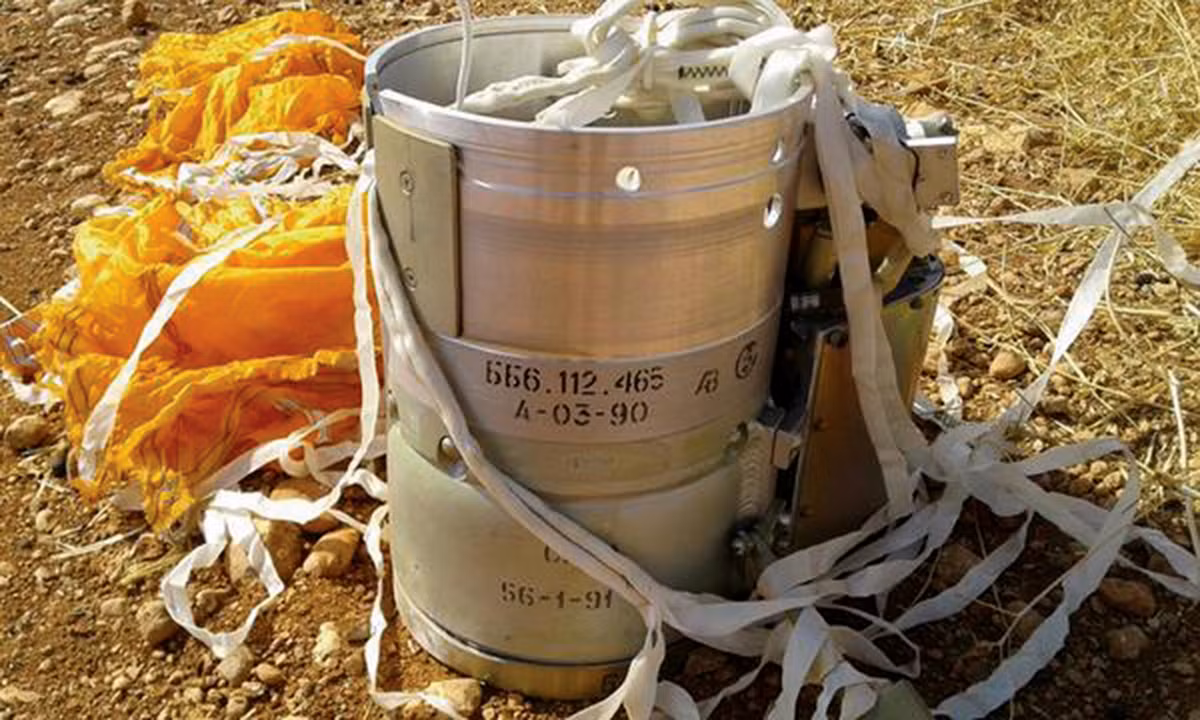 Mỗi thiết bị này có trọng lượng 17,3kg, chiều dài 0,384m, đường kính 0,185m, lượng nổ 5,8kg và 1 lõi xuyên bằng đồng nặng 1kg.