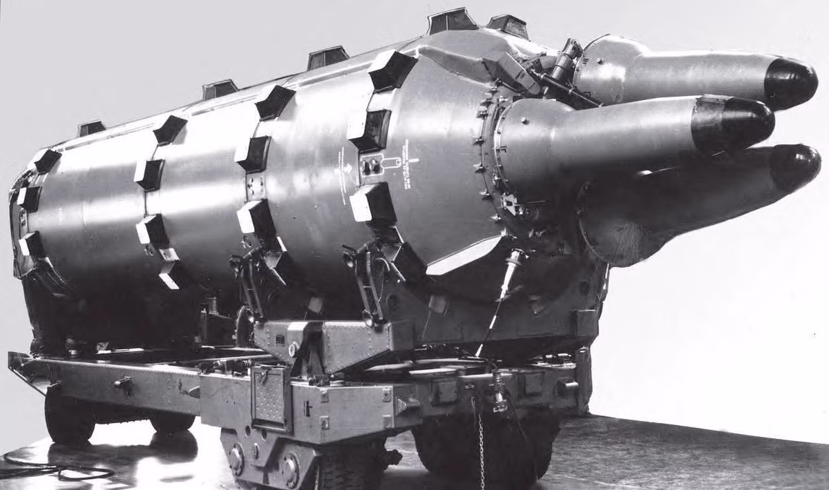 R-27 Zyb nặng khoảng 14,2 tấn, đường kính thân 1,5m, dài 8,89m, tải trọng 650kg, tầm bắn 2.400km, bán kính lệch mục tiêu 1,9km. Nó được triển khai trên các tàu ngầm hạt nhân chiến lược Project 667A.