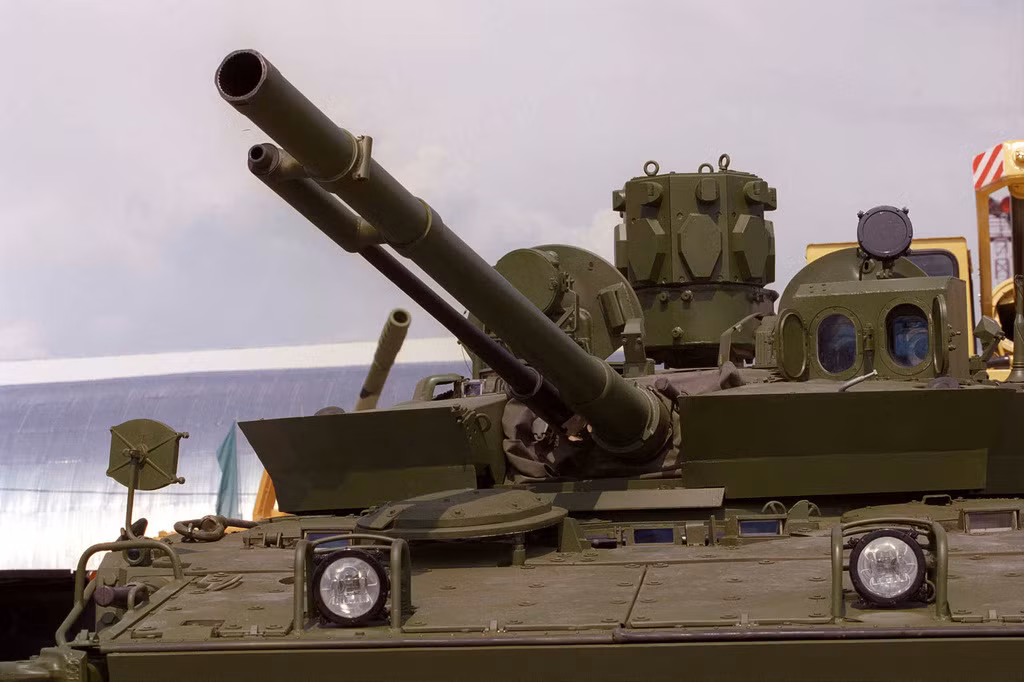 Về hỏa lực, BMP-3 hiện là cỗ xe chiến đấu bộ binh mạnh nhất thế giới với pháo 2A70 100mm sơ tốc cao có thể phóng tên lửa chống tăng qua nòng (tầm bắn lên tới 4.000-6.000m) cùng khẩu pháo kẹp nòng 30mm 2A72 có thể bắn thủng giáp tăng hạng nhẹ.