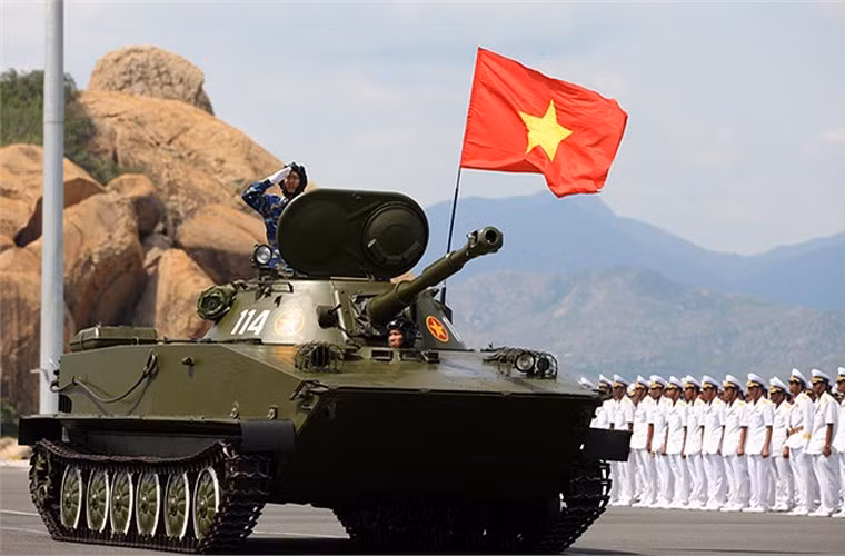 Trong trang bị Hải quân Đánh bộ Việt Nam, xe tăng bơi PT-76B là thành phần hết sức quan trọng. Với chiến dịch đánh chiếm đổ bộ đường biển, PT-76B “vừa là lá chắn, vừa là pháo đài” yểm trợ cho các lính thủy tiêu diệt ụ phòng thủ ven bờ của đối phương, tạo điều kiện chiếm giữ bờ biển.