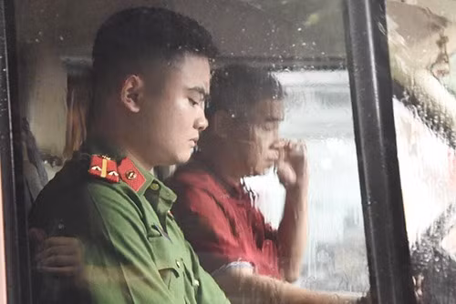 Hoc sinh bi bo quen tren xe truong Gateway: Khoi to tai xe lieu co dung?