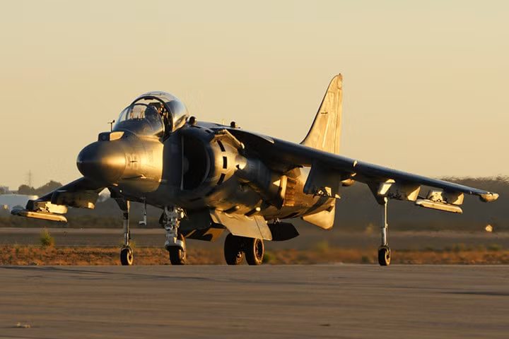 McDonnell Douglas AV-8B Harrier II là một loại máy bay thuộc thế hệ thứ 2 trong dòng máy bay cất cánh hạ cánh thẳng đứng trên đường băng ngắn.