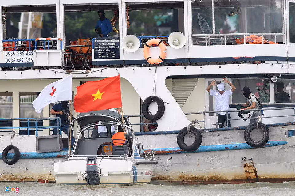 Cùng lúc, hai chiến sĩ cảnh sát đặc nhiệm giả trang làm nhân viên y tế lên tàu mang theo các thiết bị ghi âm, ghi hình gửi về trung tâm chỉ huy để nắm bắt được tình hình bên trong khoang tàu.