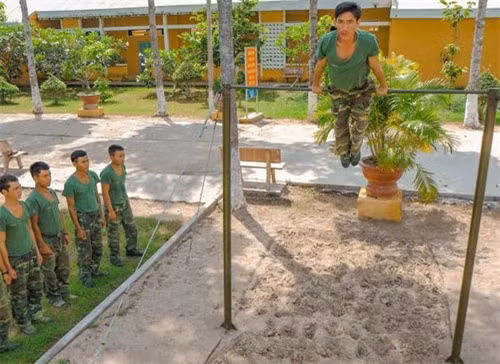 Các bài tập giúp phát triển toàn diện cùng sự khéo léo của cơ thể, góp phần nâng cao thể lực, kỹ năng vận động trong quá trình huấn luyện cho cán bộ, chiến sĩ.