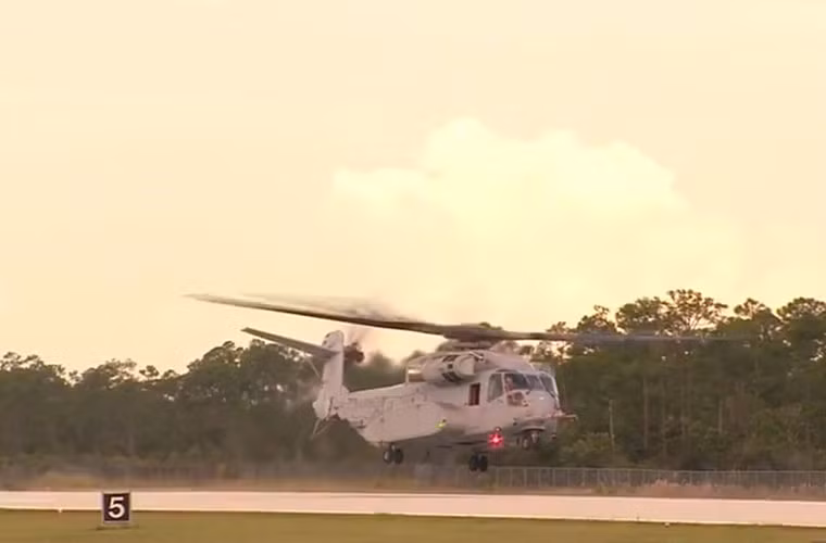 Để đưa con quái vật khổng lồ này lên bầu trời, Sikorsky phải trang bị cho nó ba động cơ tuốc bin trục GE38-1B công suất 7.500 mã lực/chiếc cùng bộ cánh quạt chính 7 lá cho tốc độ hành trình 315km/h, bán kính tác chiến 204km, trần bay 4,38km, vận tốc leo cao 13m/s.