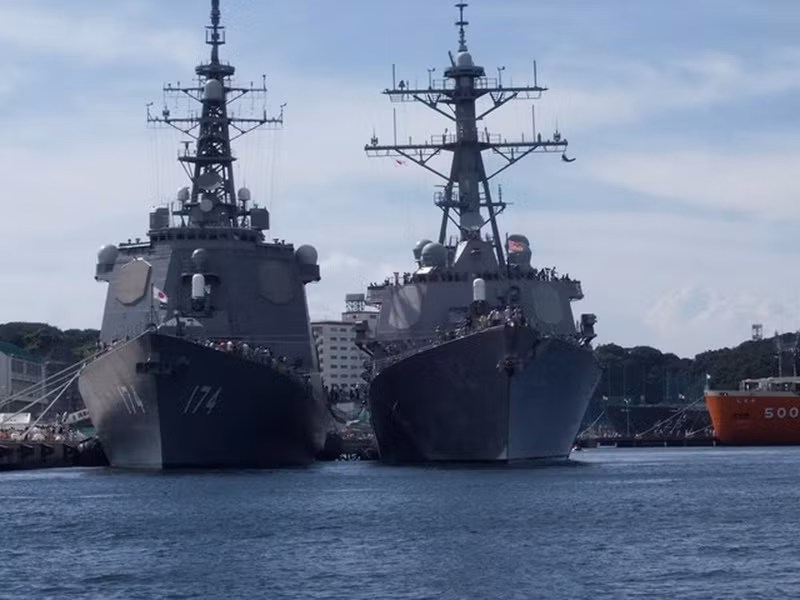 Hiện tại, Hải quân Nhật Bản có 4 tàu khu trục lớp Kongo gồm: DDG-173 Kongo, DDG-174 Kirishima, DDG-175 Myoko và DDG-176 Chokai. Ảnh: Khu trục hạm DDG-174 Kirishima của Nhật đỗ cạnh người anh em song sinh DDG-62 Fitzgerald của Mỹ.