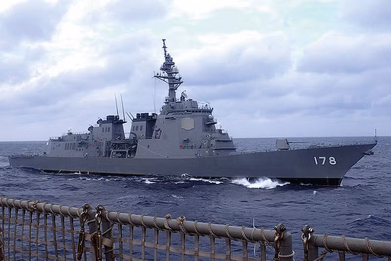 Về cơ bản, tàu khu trục Aegis lớp Atago giống với Kongo, tuy nhiên Atago được kéo dài phần boong phía sau để bổ sung một nhà chứa cho trực thăng chống ngầm SH-60K, tàu mang theo 96 ống phóng Mk-41 thay vì 88 ống như Kongo.