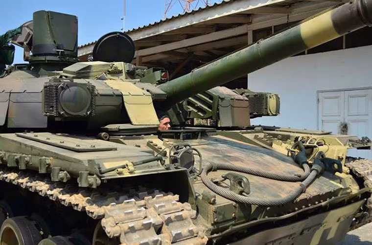 Nó được trang bị hệ thống giáp bảo vệ đa lớp như dòng tăng T-72 nâng cấp và T-90 của Nga gồm giáp phức hợp bị động, giáp phản ứng nổ Nozh-2, hệ thống phòng vệ chủ động Zaslon hoặc hệ thống gẫy nhiễu quang học Varta. Trong đó, giáp ERA Nozh-2 được quảng cáo là chống được các loại đạn xuyên giáp APFSDS, chống được đạn tên lửa chống tăng dùng đầu nổ tandem, đạn nổ phá HESH, HEP, đạn nổ mạnh chống tăng HEAT.