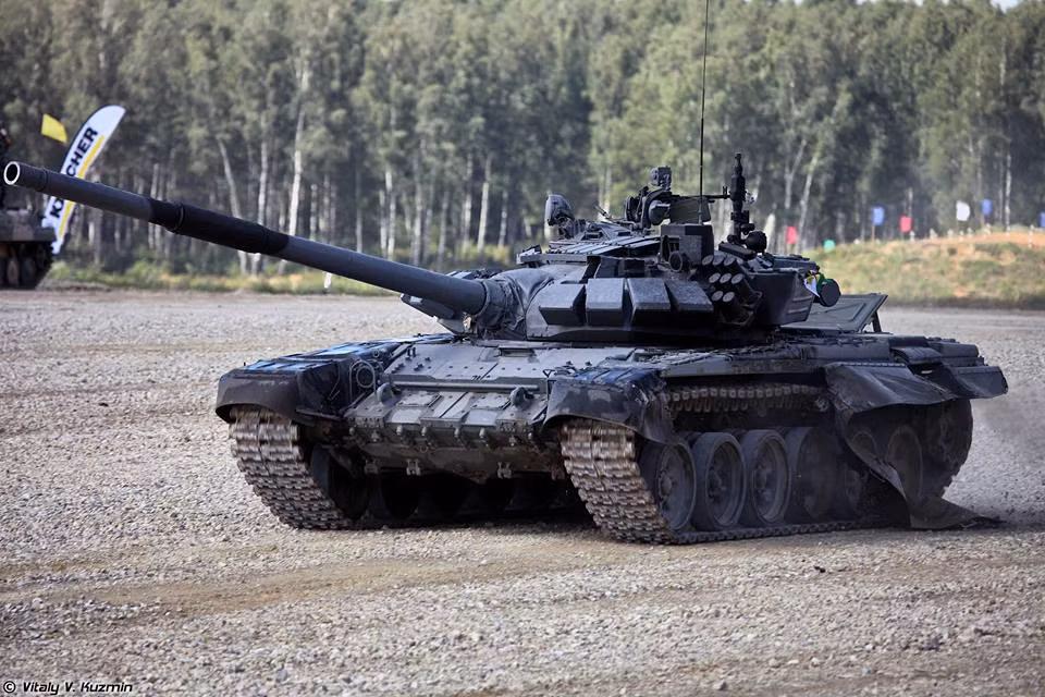 T-72B3 của đội Zimbabwe - các hình ảnh và clip cho thấy đội này sử dụng T-72B3 một cách vụng về nhất. Cũng khó trách họ vì quốc gia này vốn chưa bao giờ biên chế T-72, khiến thời gian làm quen xe tăng hạn chế, chưa nắm được hết tính năng kỹ thuật. Xem ra, sau cuộc thi này, người Nga sẽ nhận lại chiếc T-72B3 “nát”.