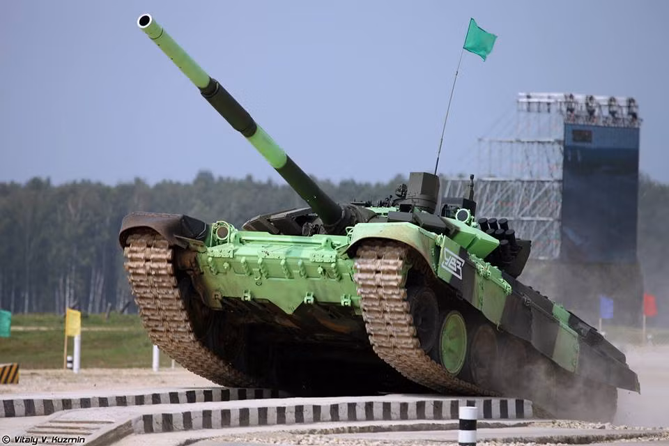 Hầu hết các quốc gia tham dự Tank biathlon 2016 đều sử dụng dòng xe tăng T-72B3 của Nga. Chỉ riêng Trung Quốc sử dụng mẫu xe tăng của họ - Type 96B. Ảnh: Xe tăng T-72B3M của đội Nga tham dự Tank biathlon.