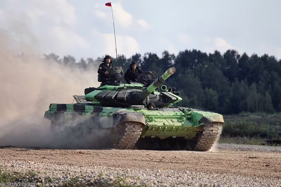 Đội Armenia cũng sử dụng những chiếc T-72B3 sơn màu giống hệt đội Nga.