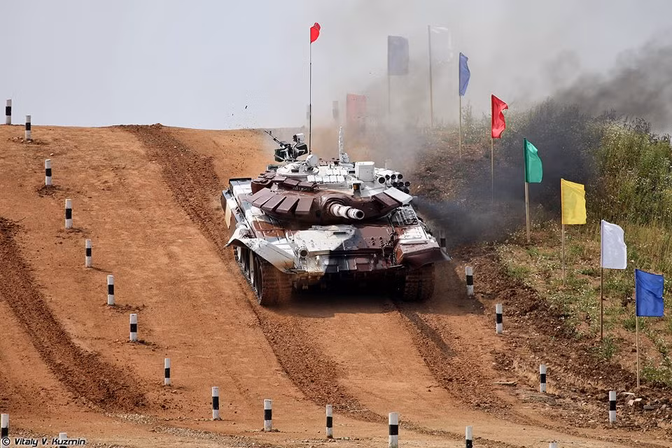 T-72B3 trang bị động cơ diesel V-92S2F công suất 1.130 mã lực cùng bộ xích mới cho tốc độ tối đa 70km/h. Ảnh: Xe tăng T-72B3 của đội Kazakhstan.
