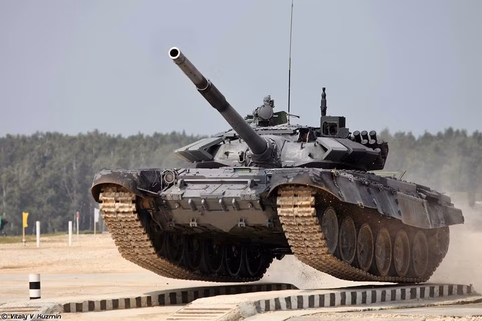 Các xe tăng T-72B3 tham dự cuộc đấu tăng này đều được sơn màu sắc thiên về thẩm mỹ hơn là dành cho ngụy trang xe quân sự.