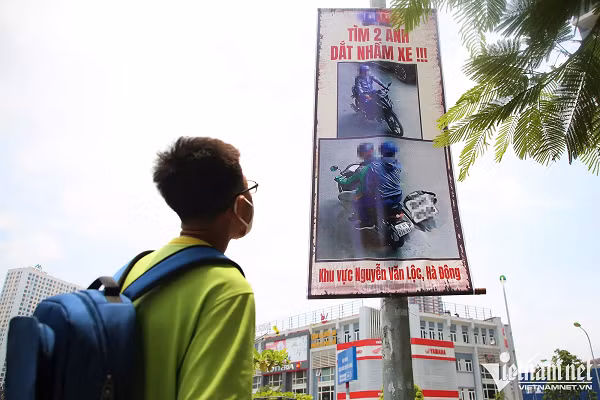 Tam bien co noi dung la giang tren pho Ha Noi