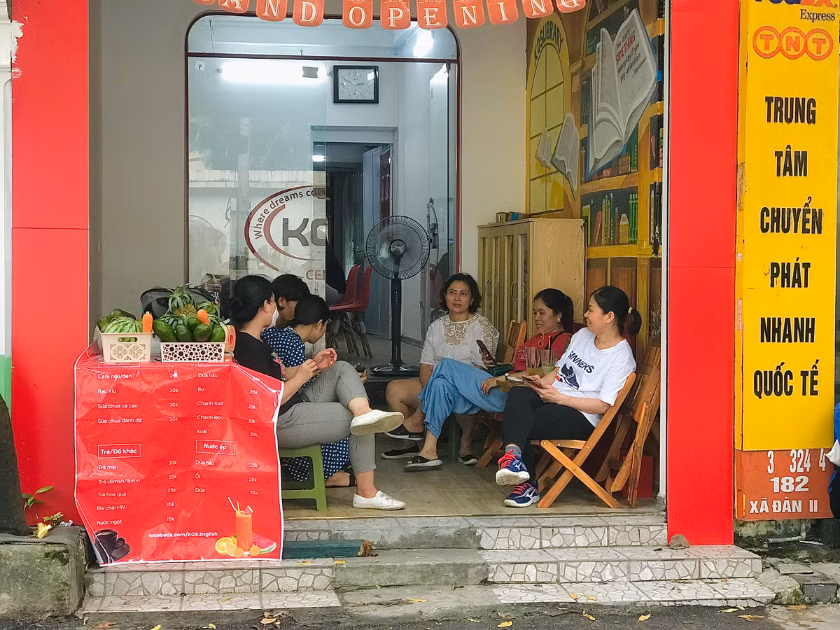 Các quán nước đối diện điểm thi chật kín các phụ huynh.
