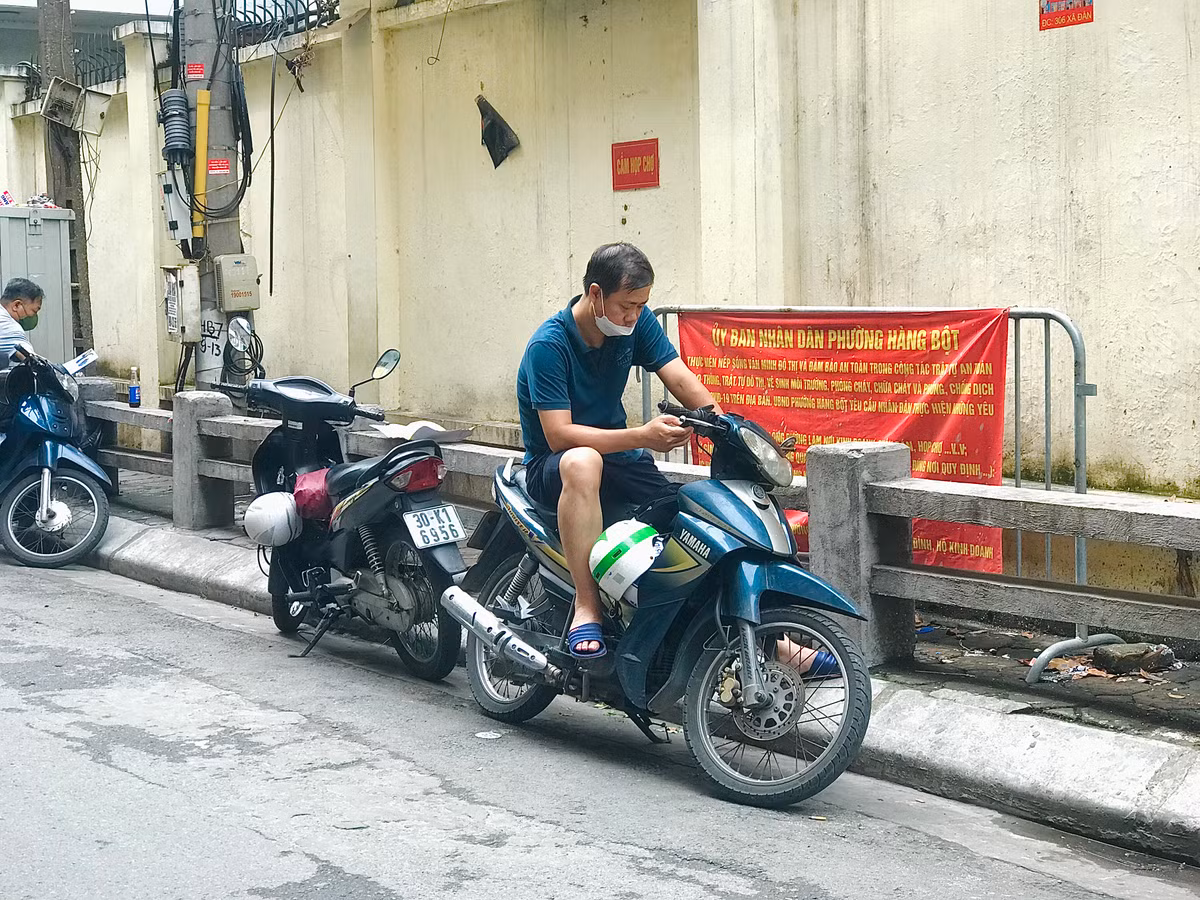 Có phụ huynh thì ngồi chờ con trên xe cạnh điểm thi.