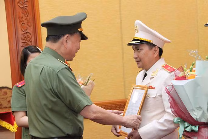 Đầu tháng 6/2022, Bộ Công an đã làm lễ công bố quyết định của Chủ tịch nước phong cấp bậc hàm thiếu tướng cho ông Nguyễn Sỹ Quang. (Ảnh: NLĐ) 