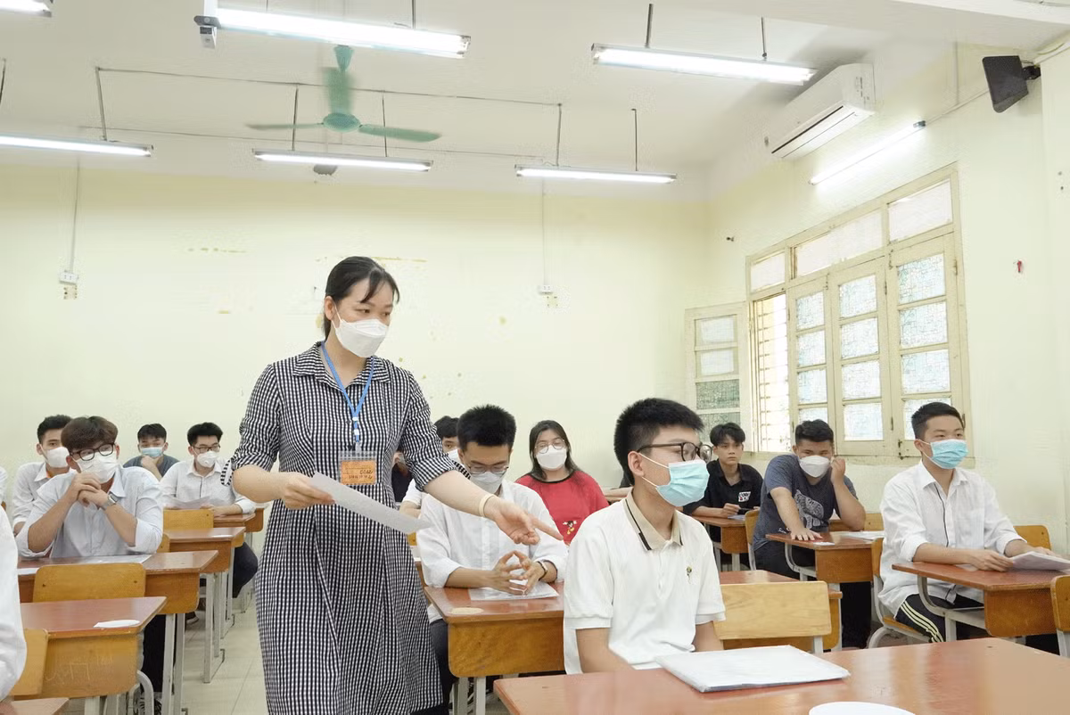 Cán bộ coi thi nhắc các thí sinh phải ngồi so le với nhau. 