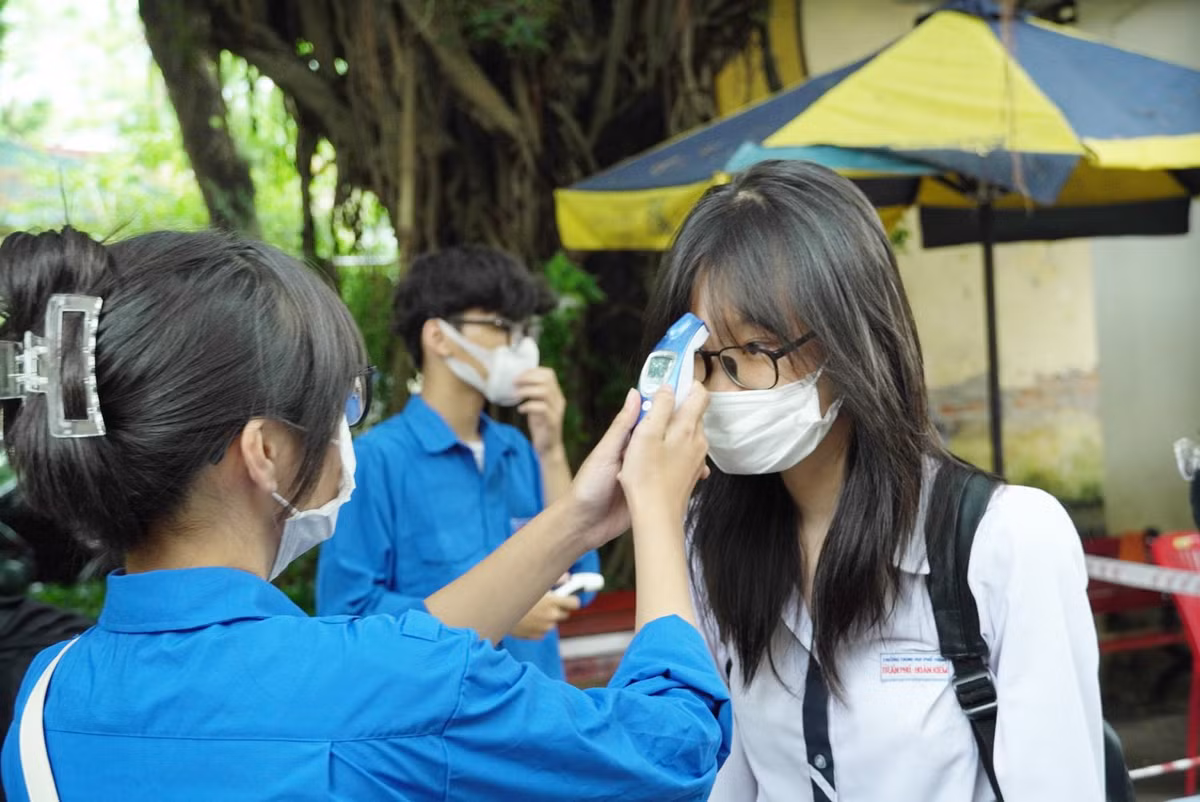 Để đảm bảo công tác phòng chống dịch Covid-19, các thí sinh đều được đo thân nhiệt trước khi vào trường.