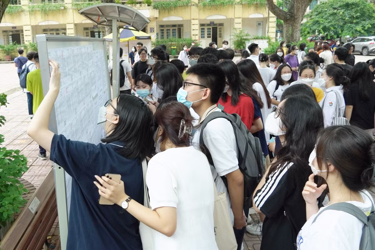 Thí sinh tra lại danh sách tên cũng như vị trí phòng thi. 