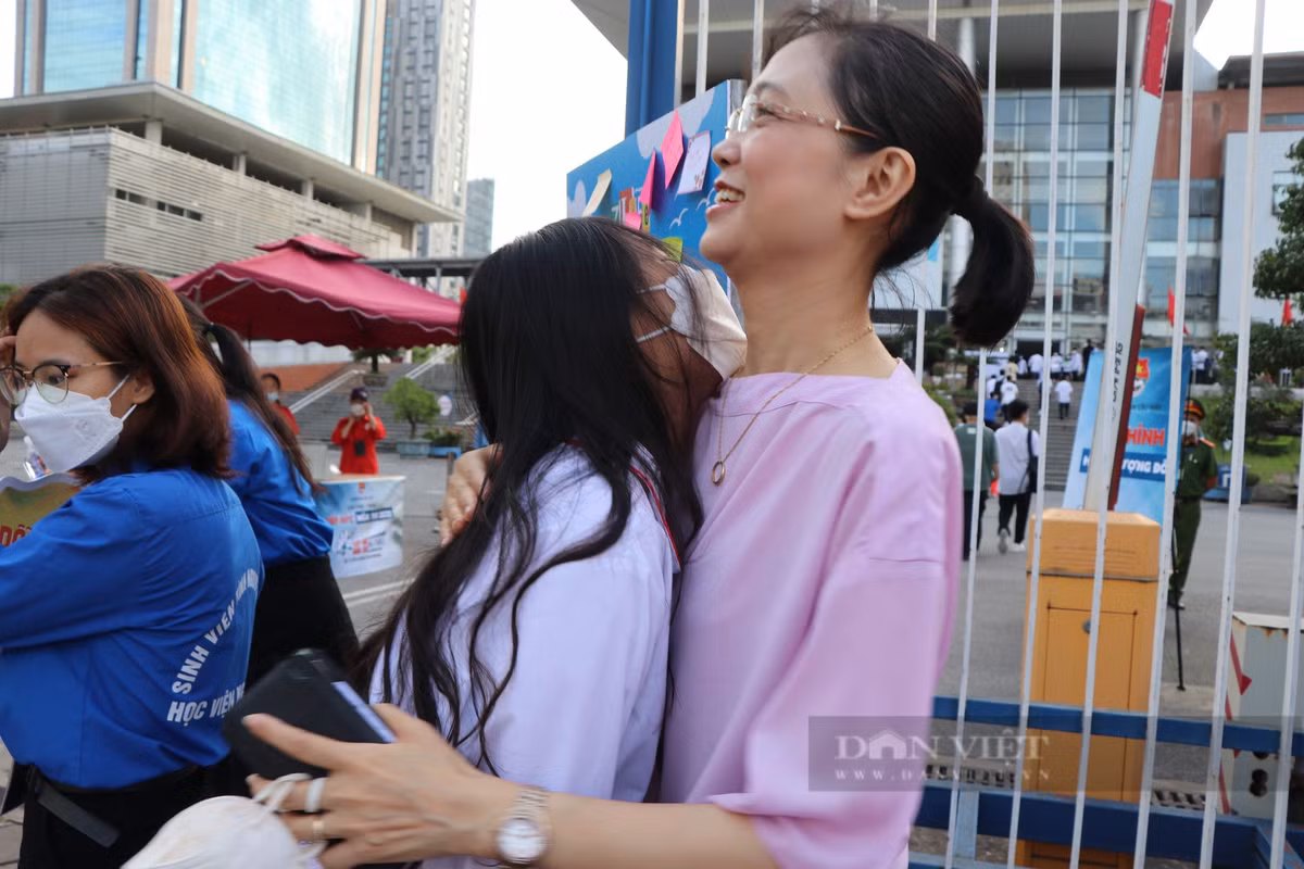 Cô Hoàng Thu Bình (giáo viên bộ môn Ngữ văn, Trường THPT Nguyễn Bỉnh Khiêm, Cầu Giấy) trực tiếp đến điểm thi động viên học trò. (Nguồn: Dân việt)