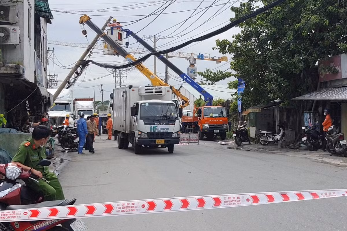  Trụ điện đè xe tải giữa đường, hàng trăm hộ dân mất điện: Vào khoảng 6h30 ngày 11/7, nam tài xế điều khiển xe tải biển số TP.HCM dừng xe trên đường Bến Nghé (đoạn gần giao với đường Lưu Trọng Lư) để mua nước uống thì trụ điện bên đường bất ngờ đổ sập, đè lên thùng xe khiến phương tiện nằm nghiêng xuống mặt đường. Tài xế trong cabin may mắn không bị thương, tuy nhiên sự cố khiến hàng trăm hộ dân bị mất điện.