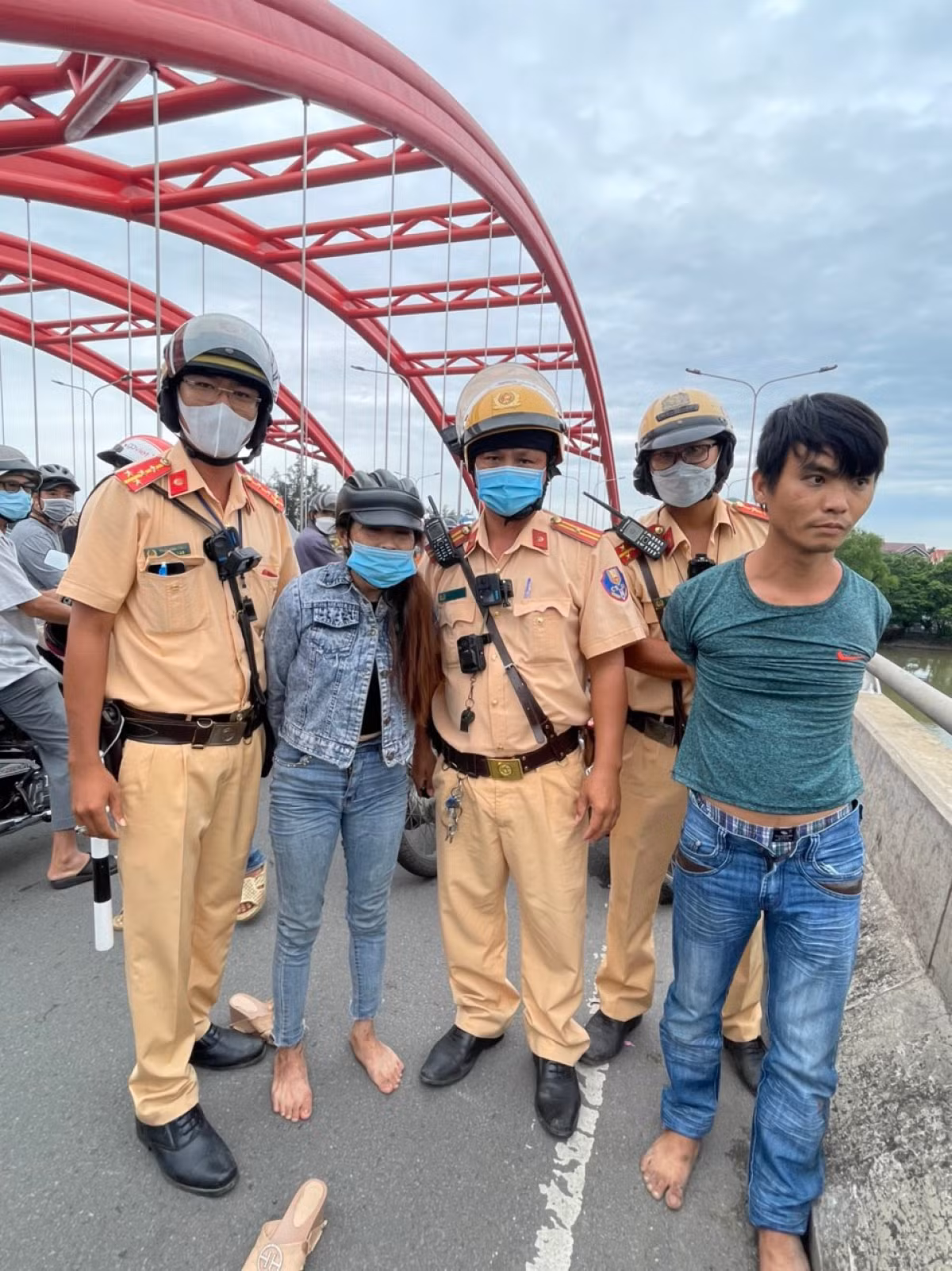  CSGT truy đuổi, khống chế cặp đôi trộm cắp xe máy: Vào khoảng 8h ngày 11/7, người dân đi xe máy trên đường Nguyễn Hữu Thọ phát hiện 1 nam thanh niên đi xe máy không có chìa khóa, ổ khóa nghi bị cạy, di chuyển theo hướng từ xã Phước Kiển về Quận 7. Đi cùng là đôi nam nữ đi trên xe máy biển số 76H1- 41235 chạy song song. Nghi ngờ đây là các đối tượng trộm cắp xe máy, nên người dân đã trình báo cho lực lượng chức năng. Nhận được tin, Đội CSGT Nam Sài Gòn đã truy đuổi và bắt được đôi nam nữ.