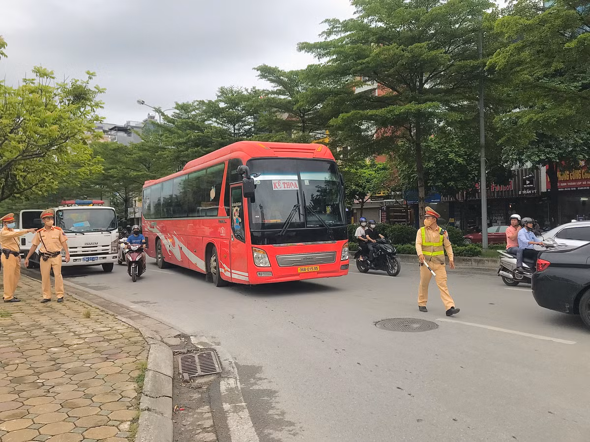 Khi phát hiện một số phương tiện vi phạm ATGT, tổ công tác đã tiến hành ra hiệu lệnh dừng xe kiểm tra.