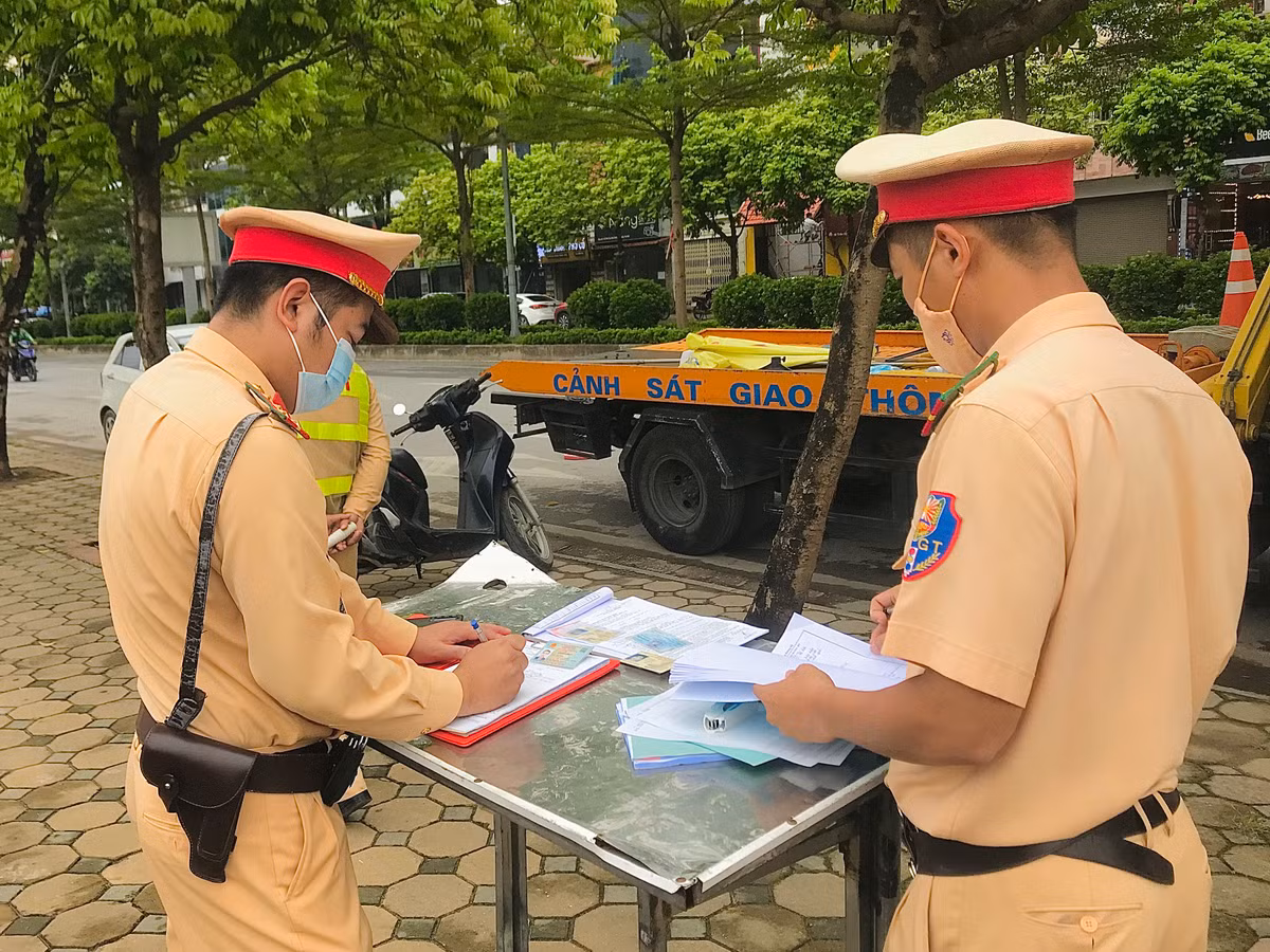 CSGT Ha Noi xu ly vi pham, tuyen truyen dam bao ATGT-Hinh-2