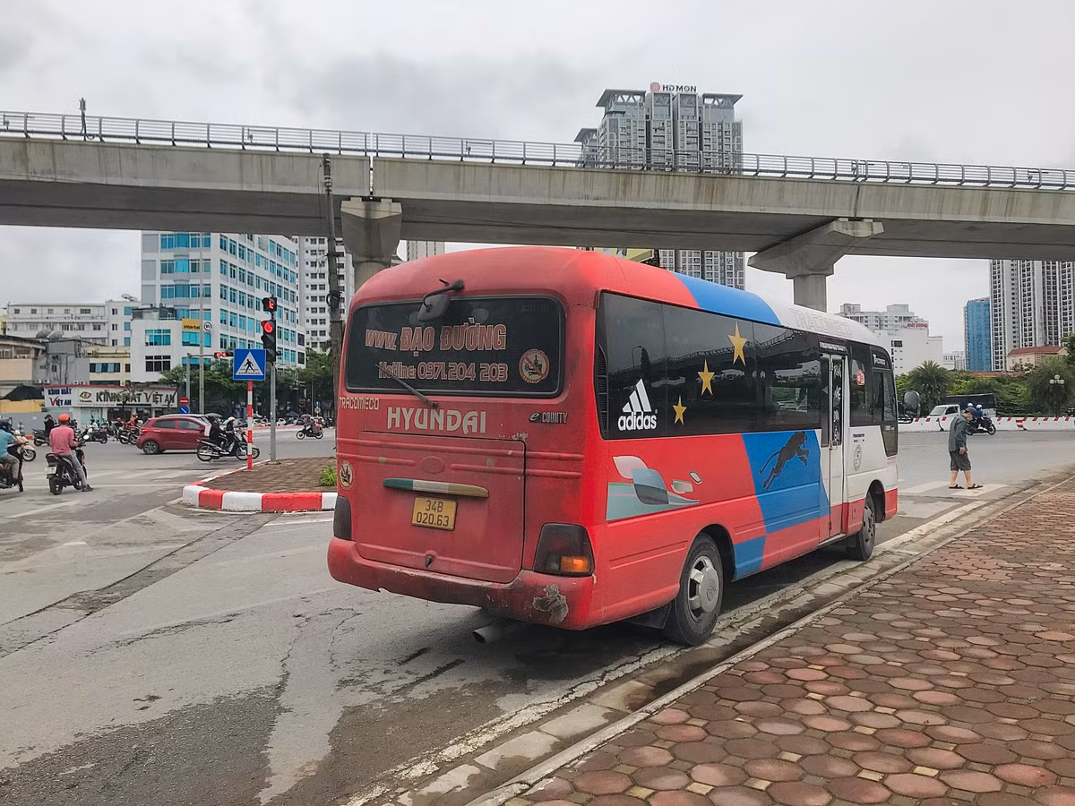 Trong buổi tăng cường tuần tra và xử lý, tổ công tác của đội CSGT số 6 đã lập biển bản hai tài xế của nhà xe Đạo Đường và nhà xe Kế Thoa.