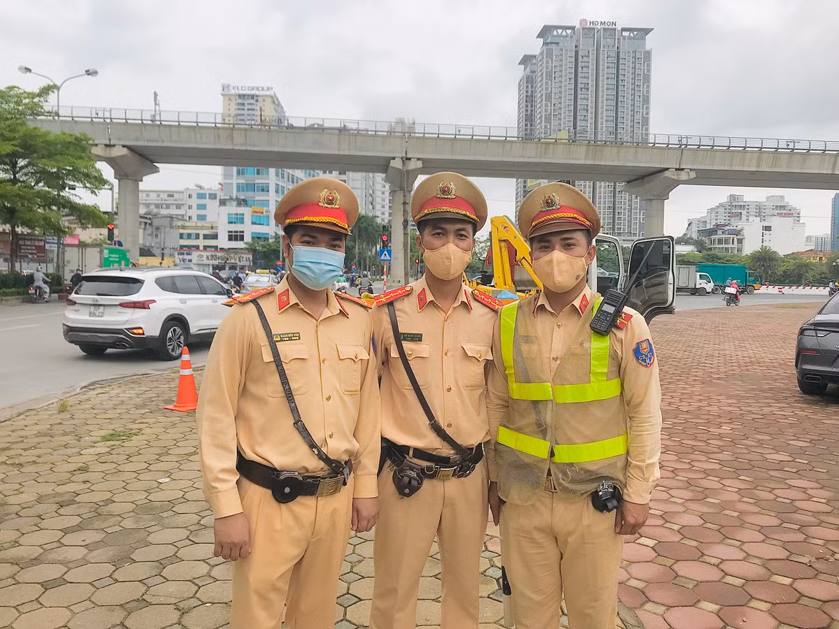Trong quá trình tuần tra kiểm soát, tổ công tác của đội CSGT số 6, Phòng Cảnh sát giao thông, Công an thành phố Hà Nội do đại úy Doãn Hữu Văn làm tổ trưởng đã tuyên truyền, nhắc nhở các tài xế lái xe chấp hành nghiêm những quy định của pháp luật khi tham gia giao thông.