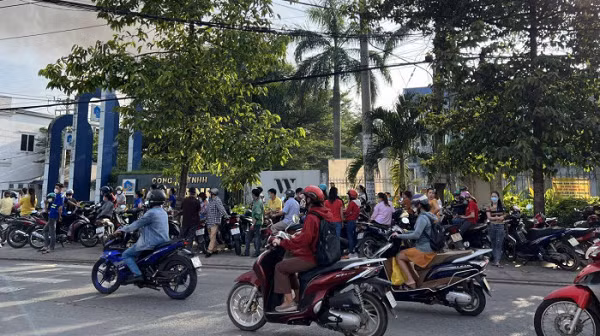 Sau đó một vài công ty đã thông báo cho công nhân được nghỉ ngày hôm nay.