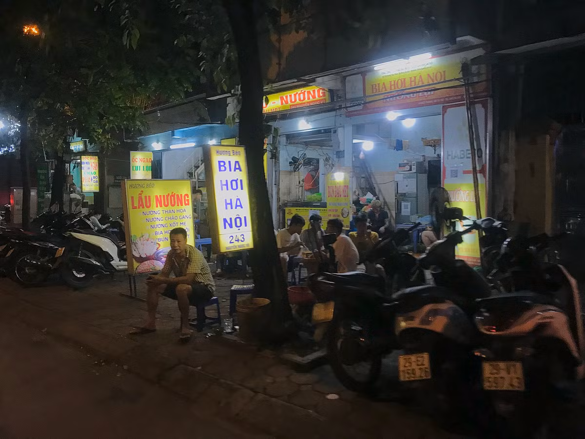 Xe máy, bàn ghế quán nhậu chật kín vỉa hè.
