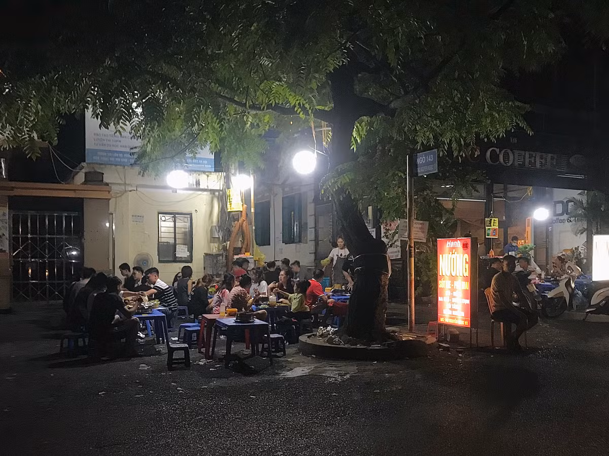 Càng về đêm, các hàng quán càng tấp nập thực khách. Vỉa hè, lòng đường cũng vì thế mà bị "nuốt trọn".
