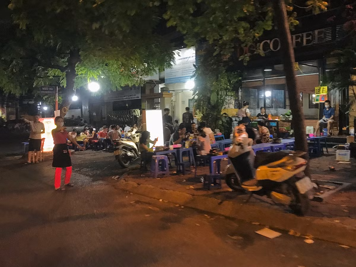 Nhân viên một số cửa hàng tràn xuống đường vẫy khách gây mất an toàn giao thông.