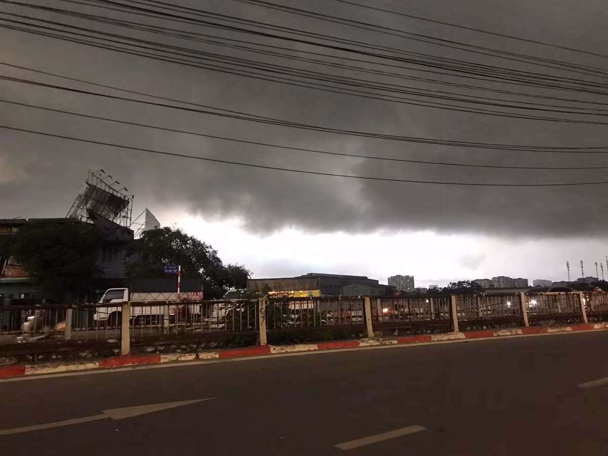 Xem lai thiet hai con mua dem qua tai Ha Noi
