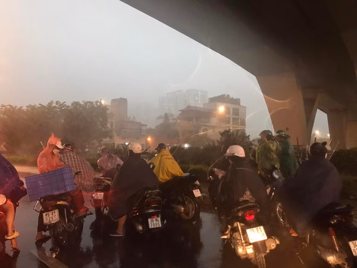 Nhiều người dân lựa chọn đứng trú tại các hầm cầu khiến cho giao thông ùn tắc nghiêm trọng.